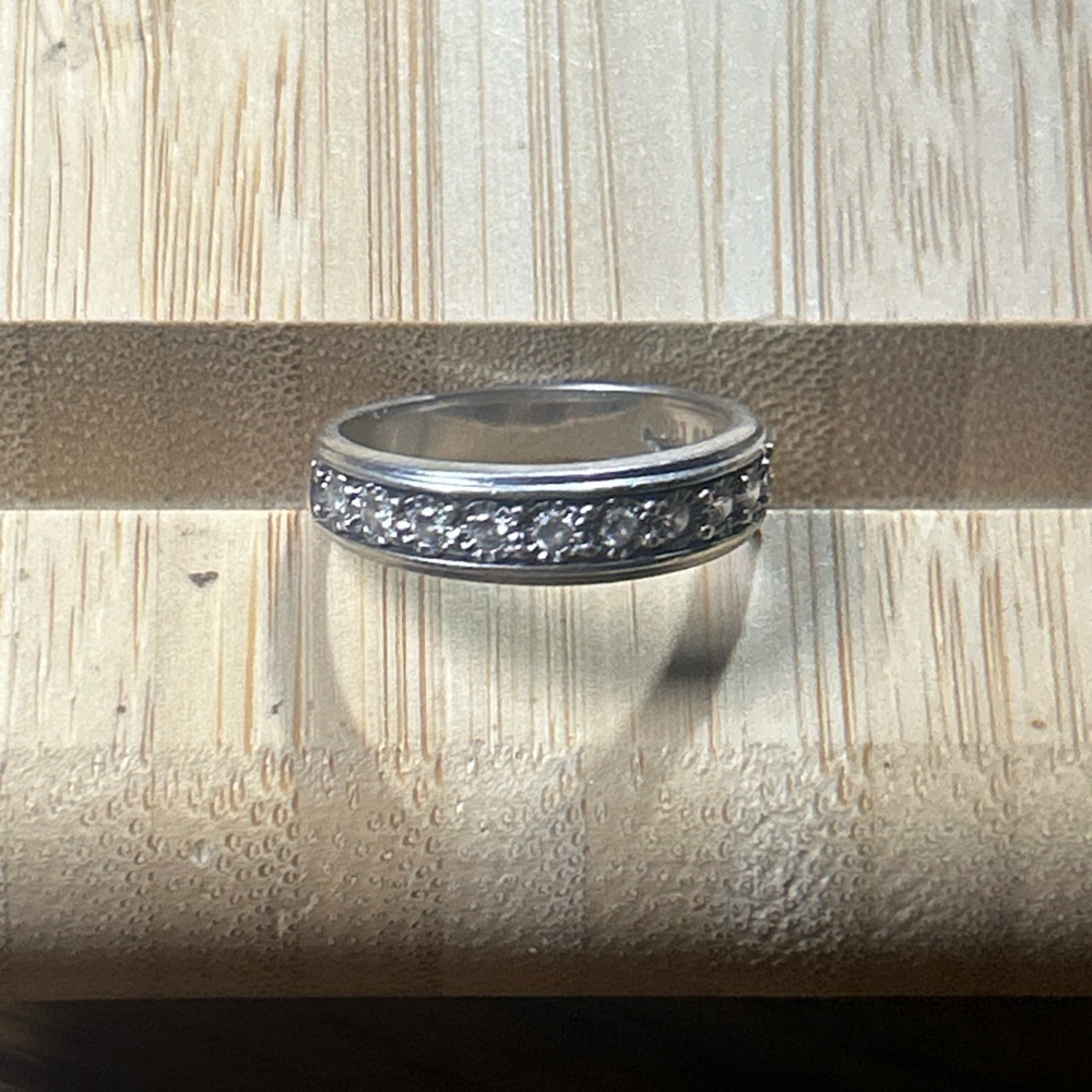 925 sterling silver ring with lab grown diamonds, stamped 925 ud lgd